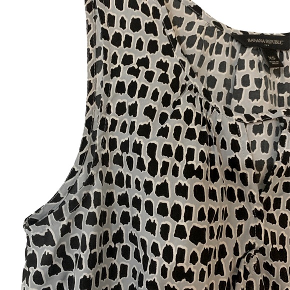 3 sleeveless Women's dress shirts. Banana Republic, and H&M size small, X small. - Picture 13 of 14